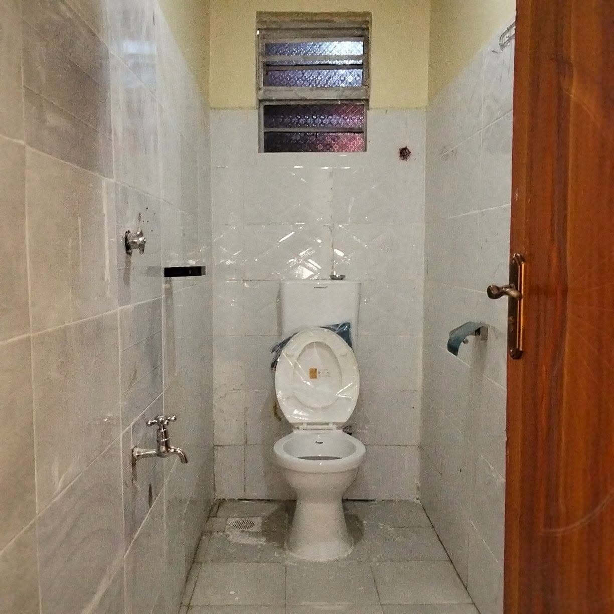 One Bedrooms behind OTTOMAT image 3